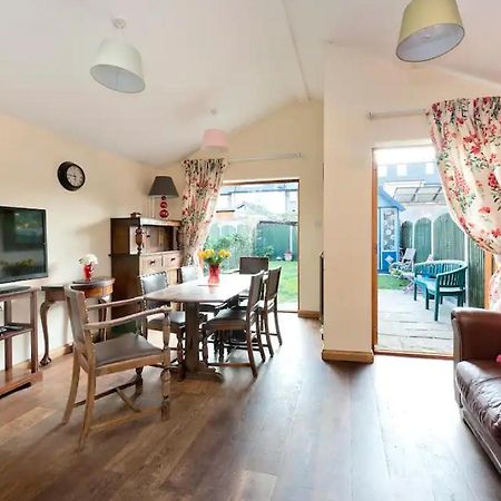 Lovely Three Bedroomed House, Parking 2 Cars London Exterior foto