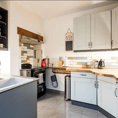 Lovely Three Bedroomed House, Parking 2 Cars London Exterior foto