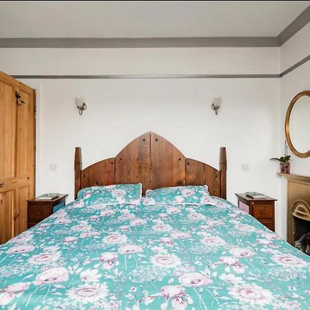 Lovely Three Bedroomed House, Parking 2 Cars London Exterior foto