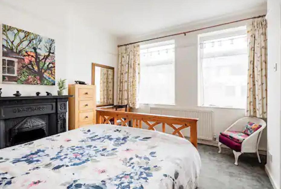 Lovely Three Bedroomed House, Parking 2 Cars London Exterior foto