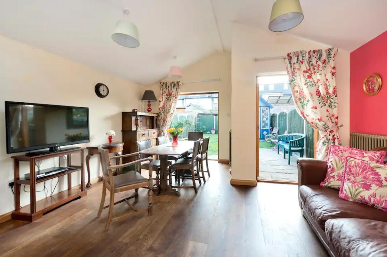 Lovely Three Bedroomed House, Parking 2 Cars London Exterior foto