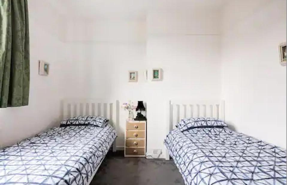 Lovely Three Bedroomed House, Parking 2 Cars London Exterior foto