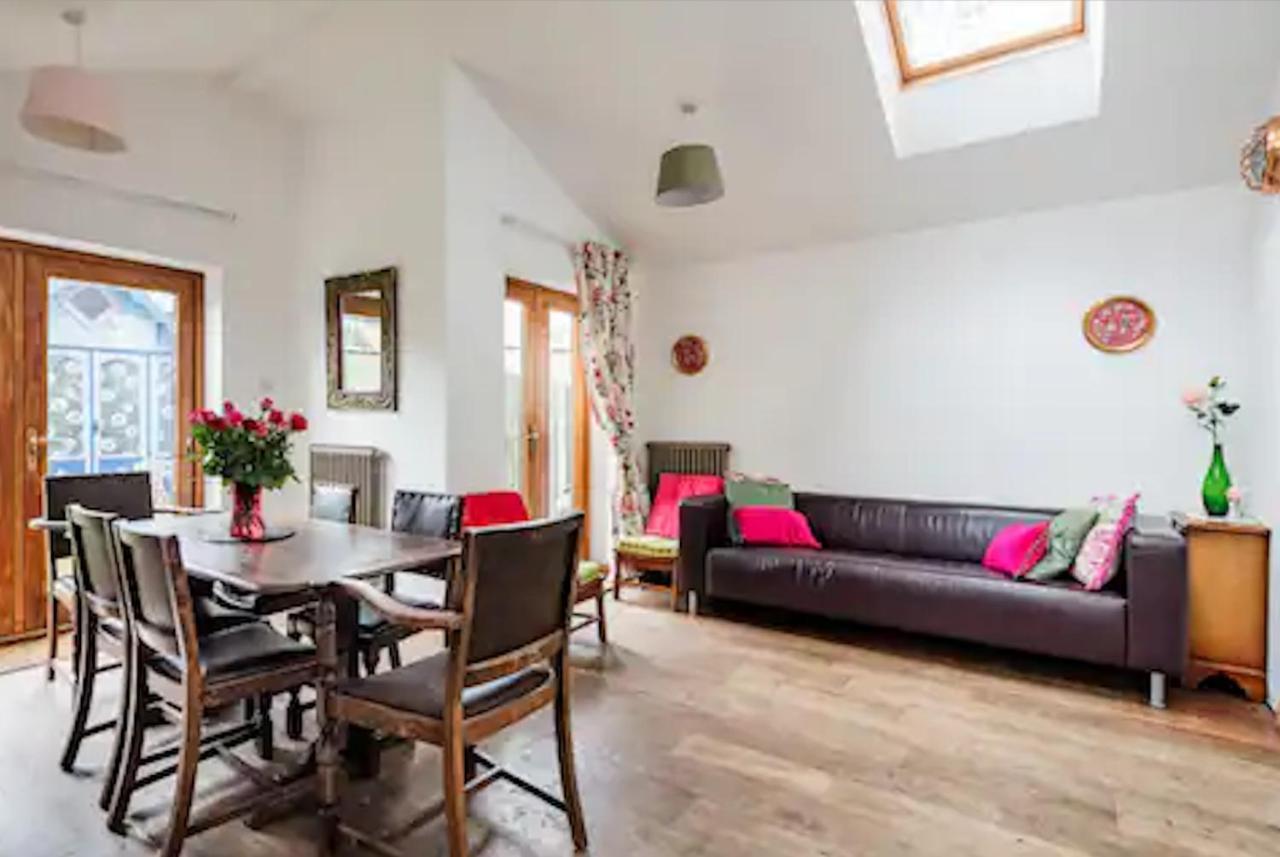 Lovely Three Bedroomed House, Parking 2 Cars London Exterior foto