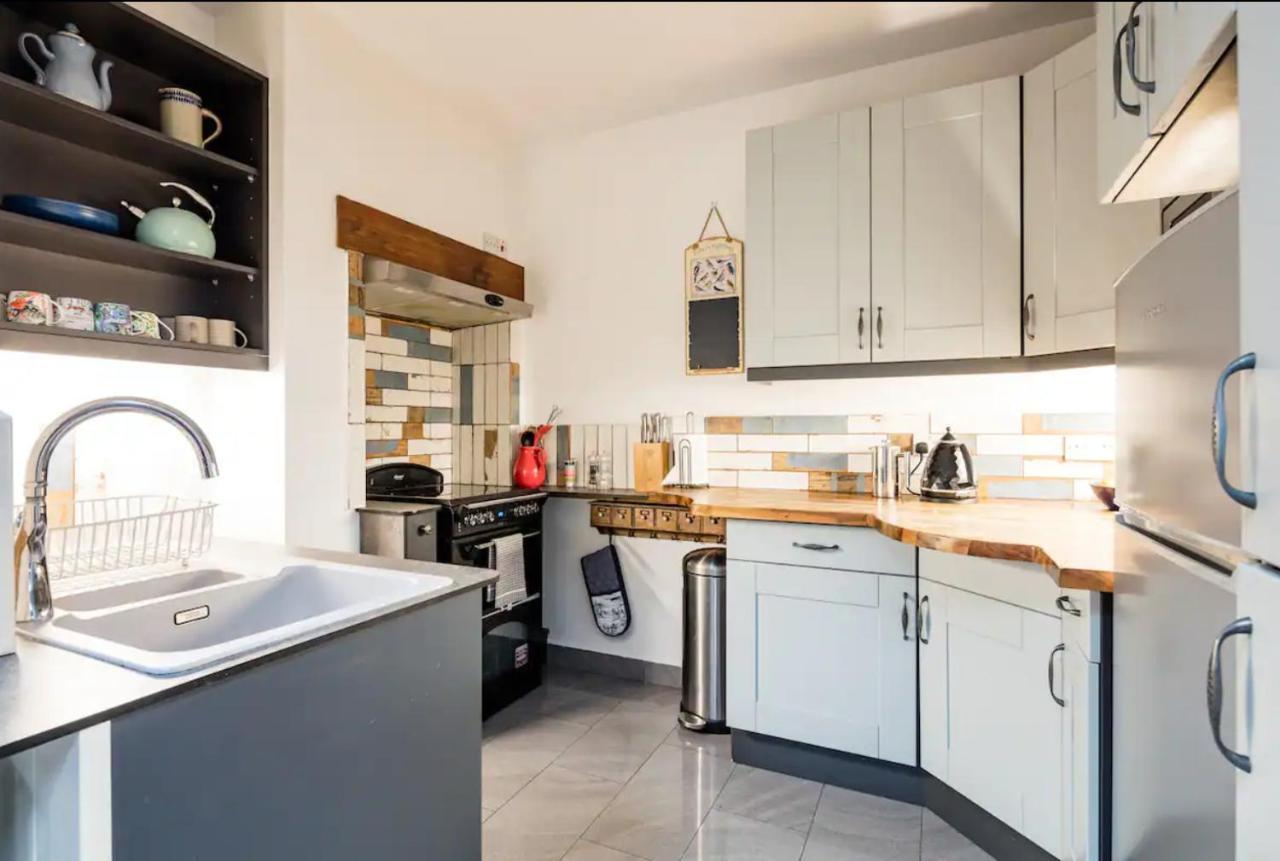 Lovely Three Bedroomed House, Parking 2 Cars London Exterior foto
