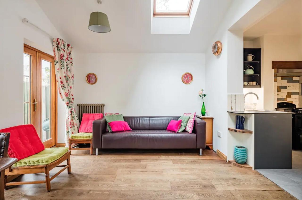 Lovely Three Bedroomed House, Parking 2 Cars London Exterior foto