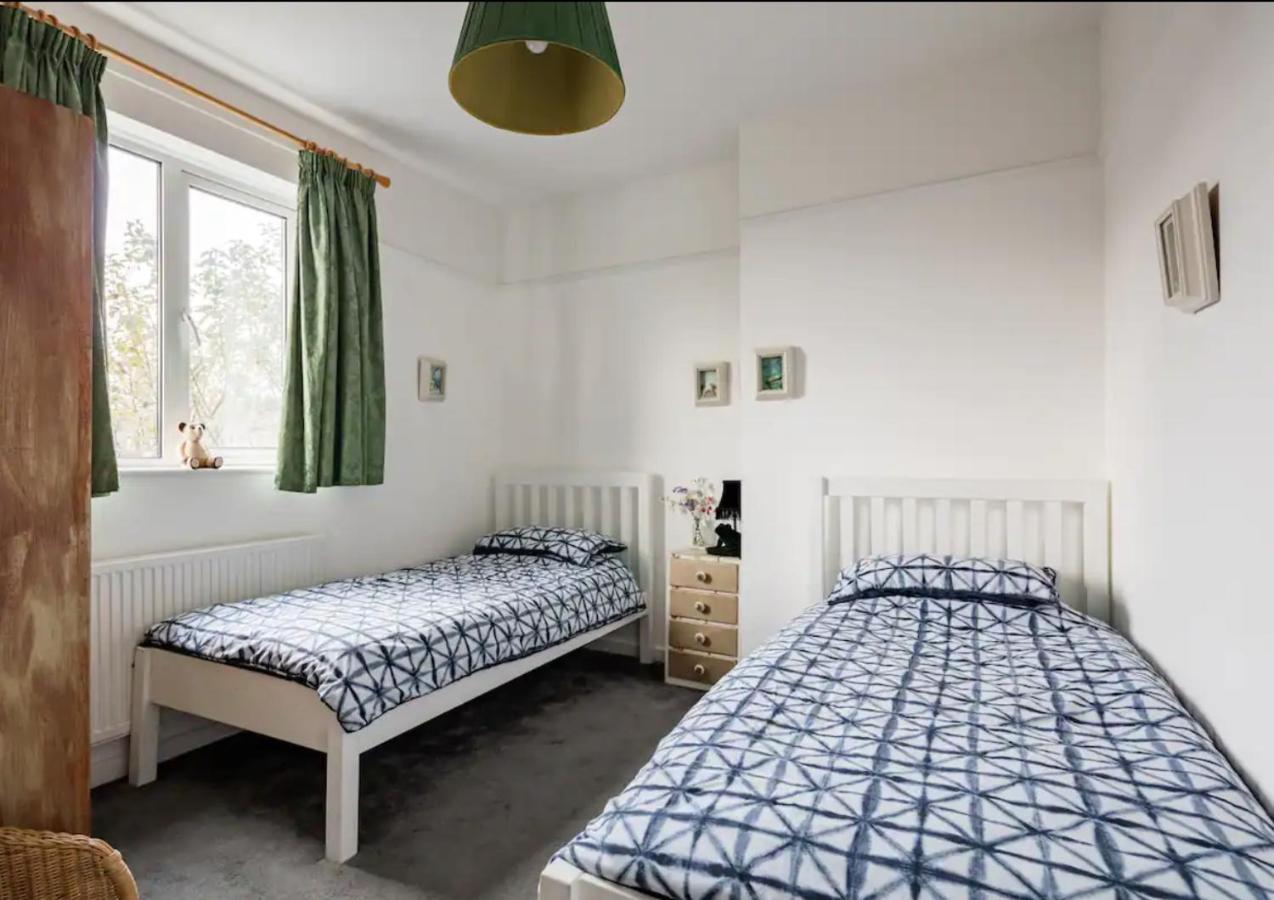 Lovely Three Bedroomed House, Parking 2 Cars London Exterior foto