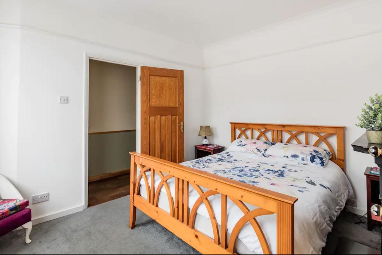 Lovely Three Bedroomed House, Parking 2 Cars London Exterior foto