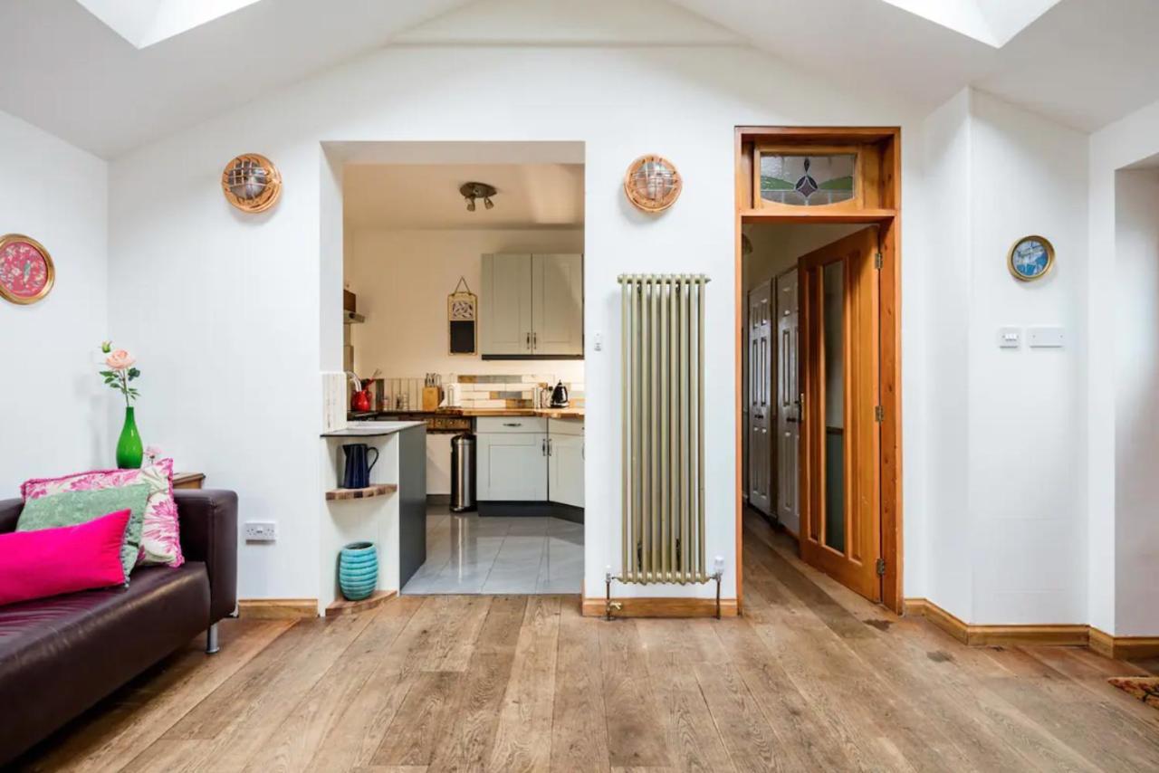 Lovely Three Bedroomed House, Parking 2 Cars London Exterior foto