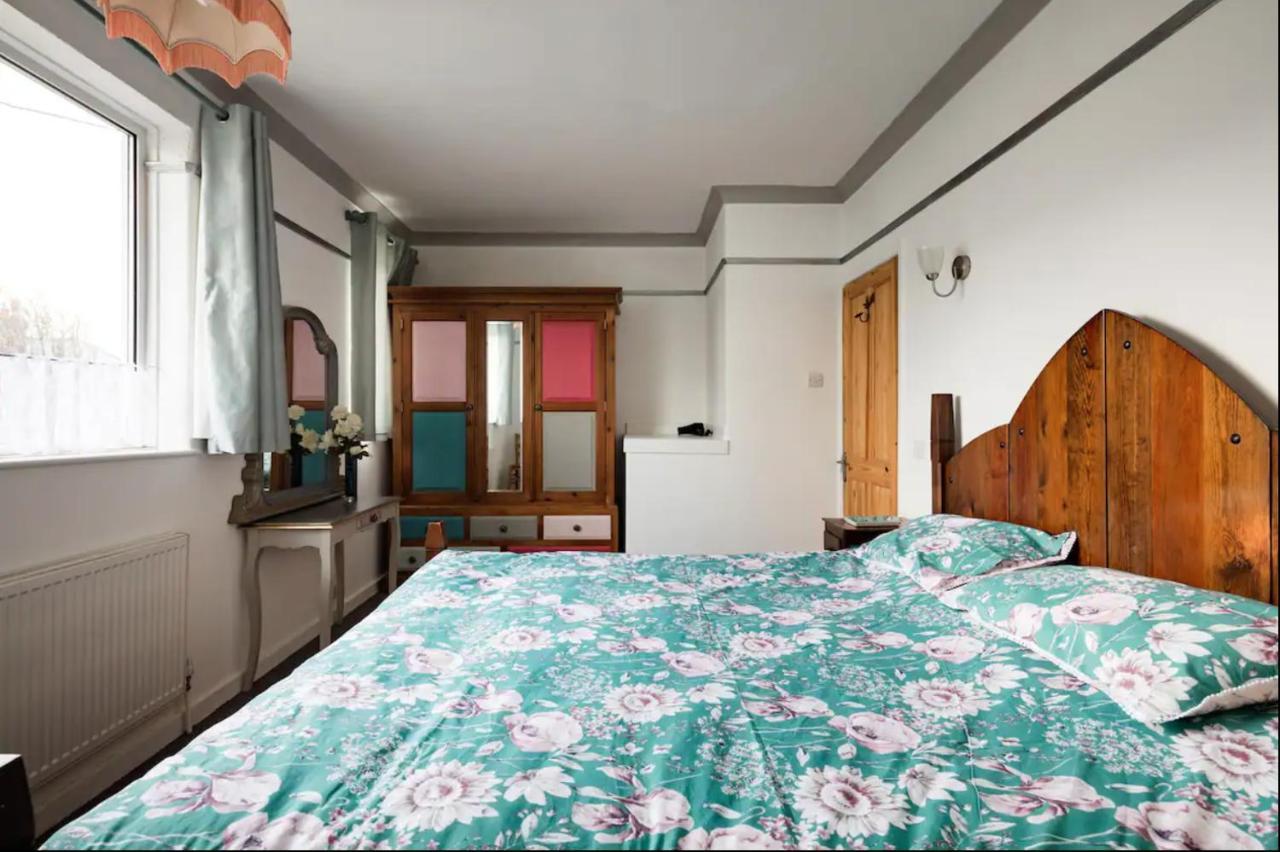 Lovely Three Bedroomed House, Parking 2 Cars London Exterior foto
