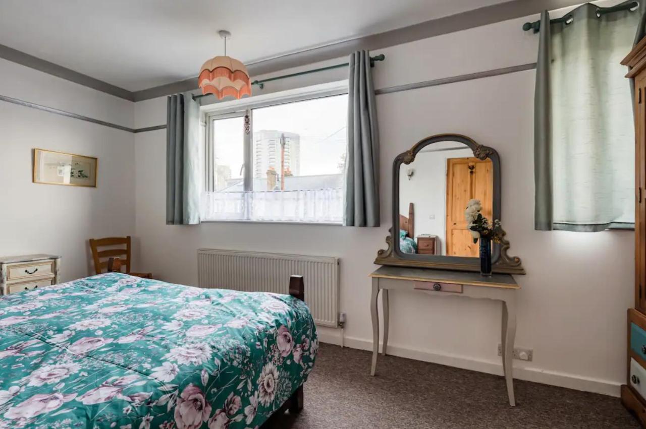 Lovely Three Bedroomed House, Parking 2 Cars London Exterior foto