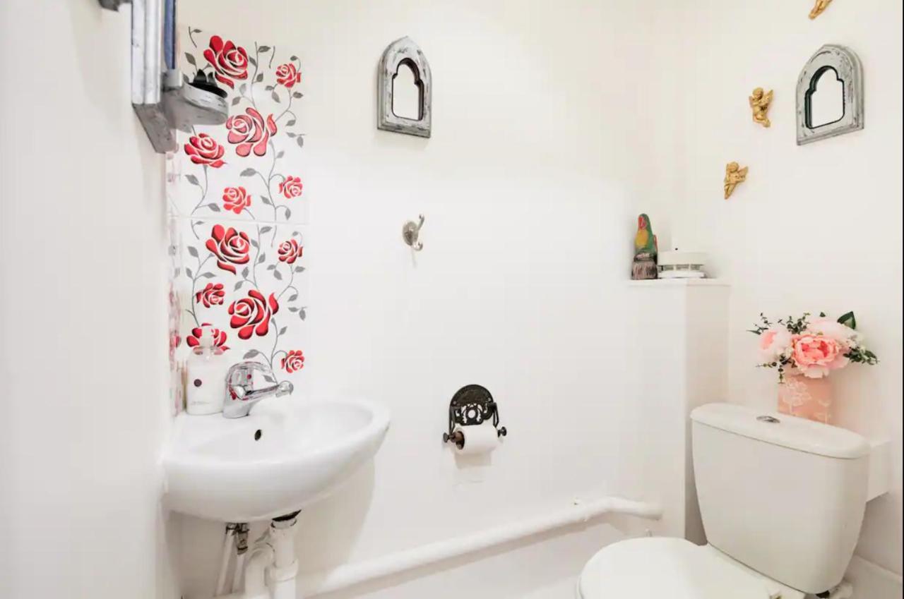 Lovely Three Bedroomed House, Parking 2 Cars London Exterior foto