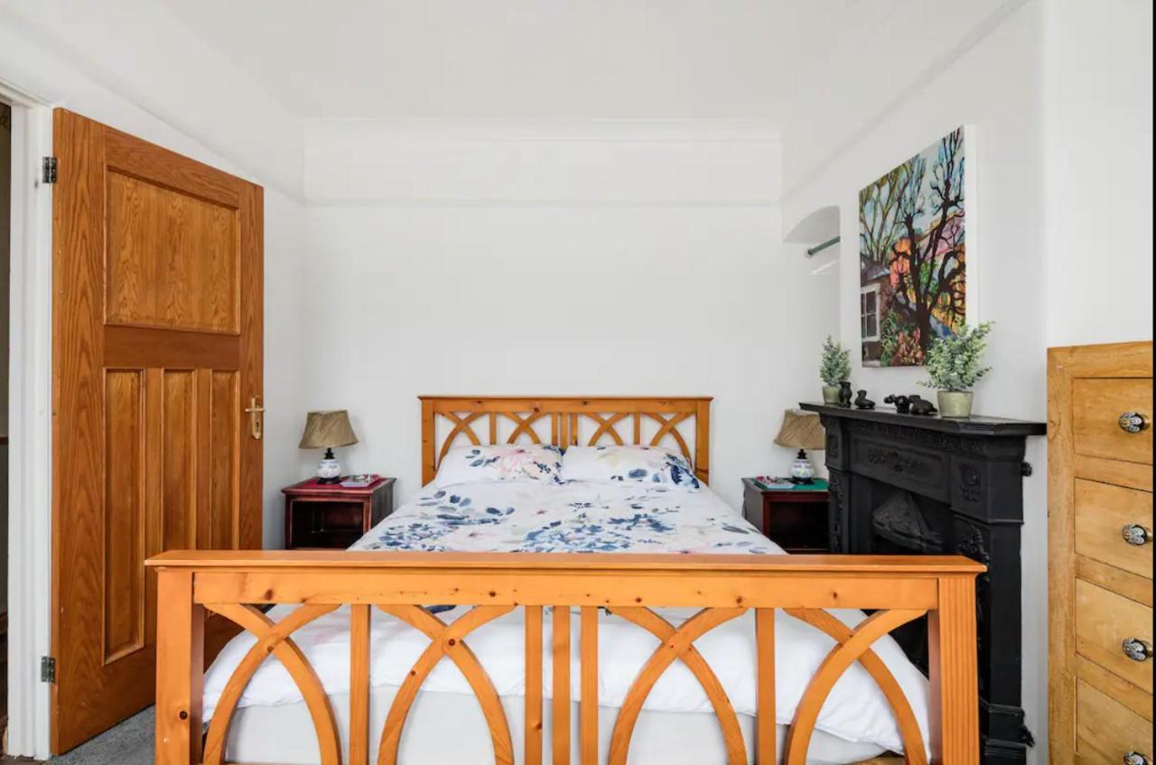 Lovely Three Bedroomed House, Parking 2 Cars London Exterior foto