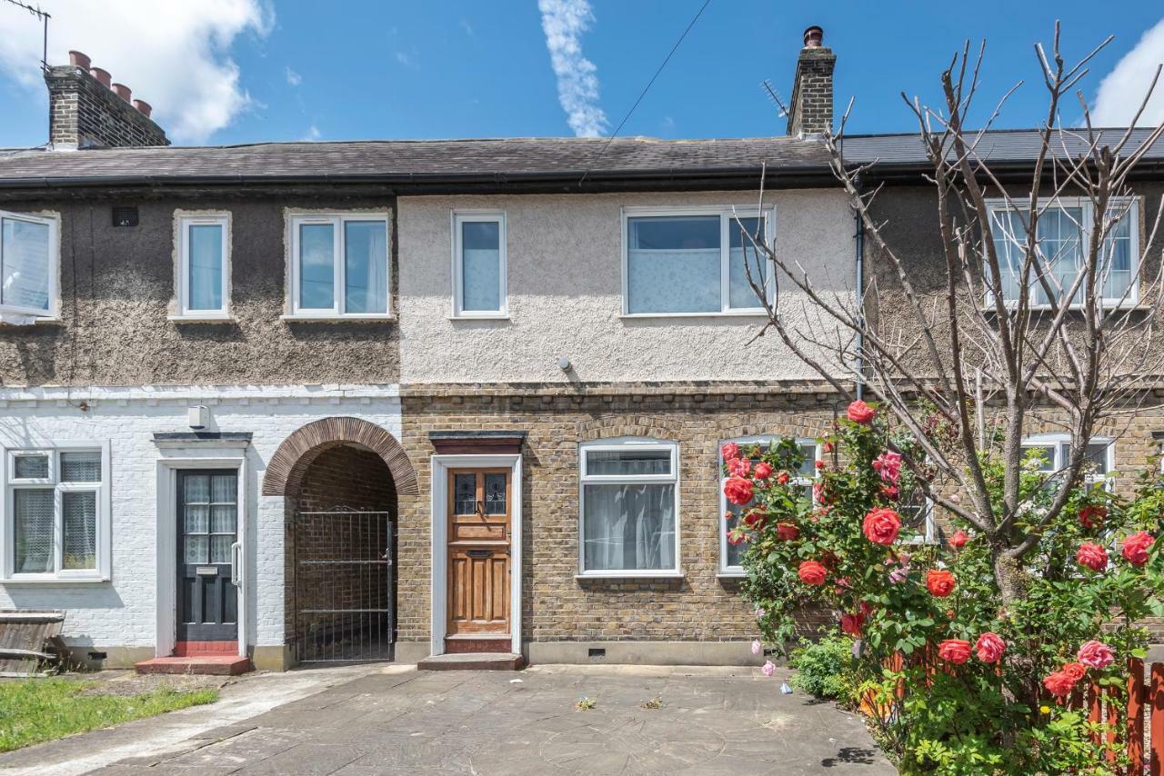 Lovely Three Bedroomed House, Parking 2 Cars London Exterior foto