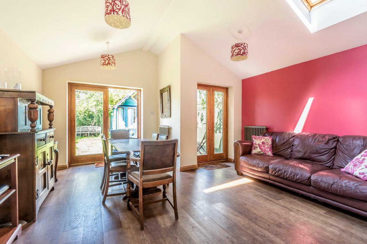 Lovely Three Bedroomed House, Parking 2 Cars London Exterior foto