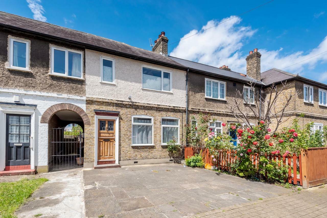 Lovely Three Bedroomed House, Parking 2 Cars London Exterior foto