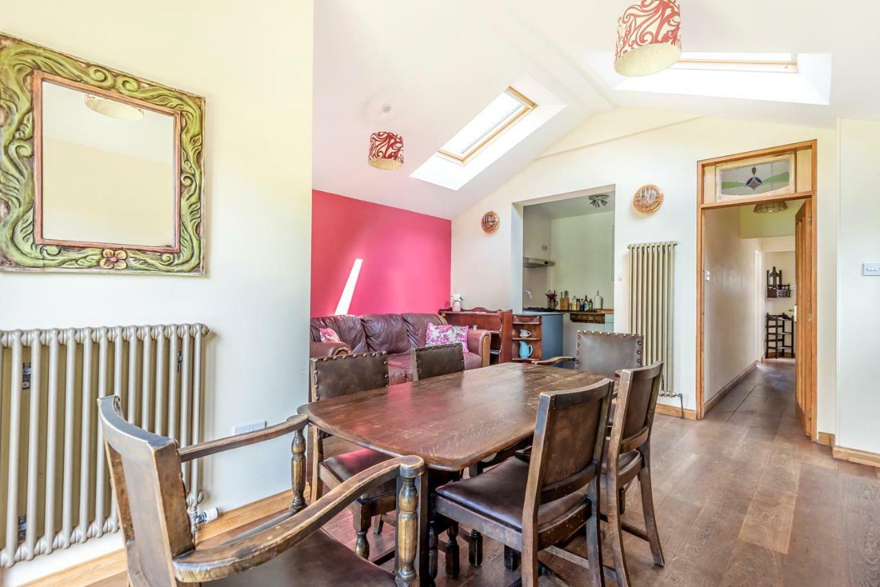 Lovely Three Bedroomed House, Parking 2 Cars London Exterior foto